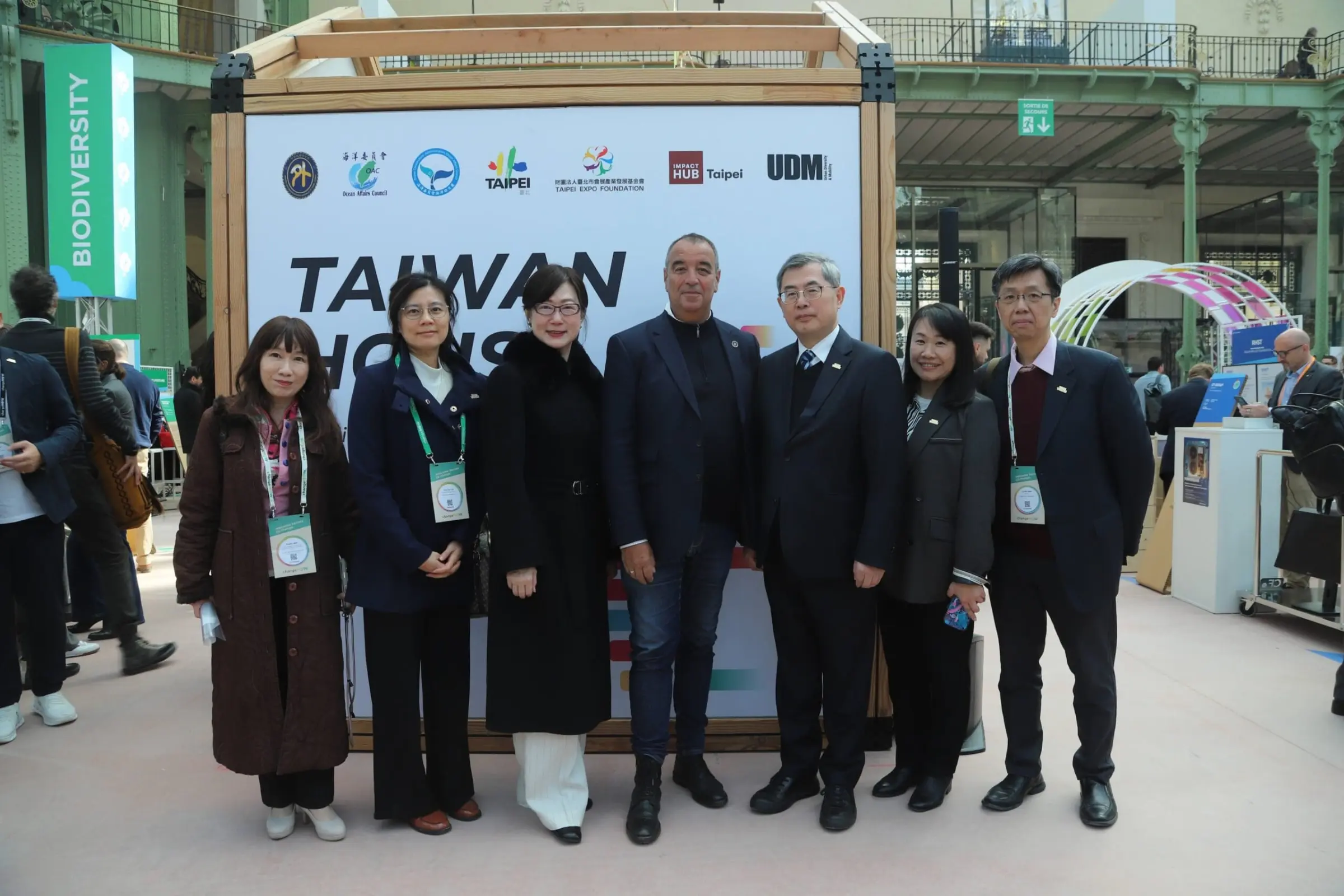 駐法國大使與台灣館合照：（左起）駐法國台北代表處國會及地方政務組副組長魏筳瑄、臺北市政府副市長秘書林燕雲、駐法國代表處大使郝培芝、法國國民議會議員 Éric Bothorel（前友台小組主席）、臺北市政府副市長李泰興、臺北市會展產業發展基金會組長林孟儀、臺北市會展產業發展基金會主任沈裕斌