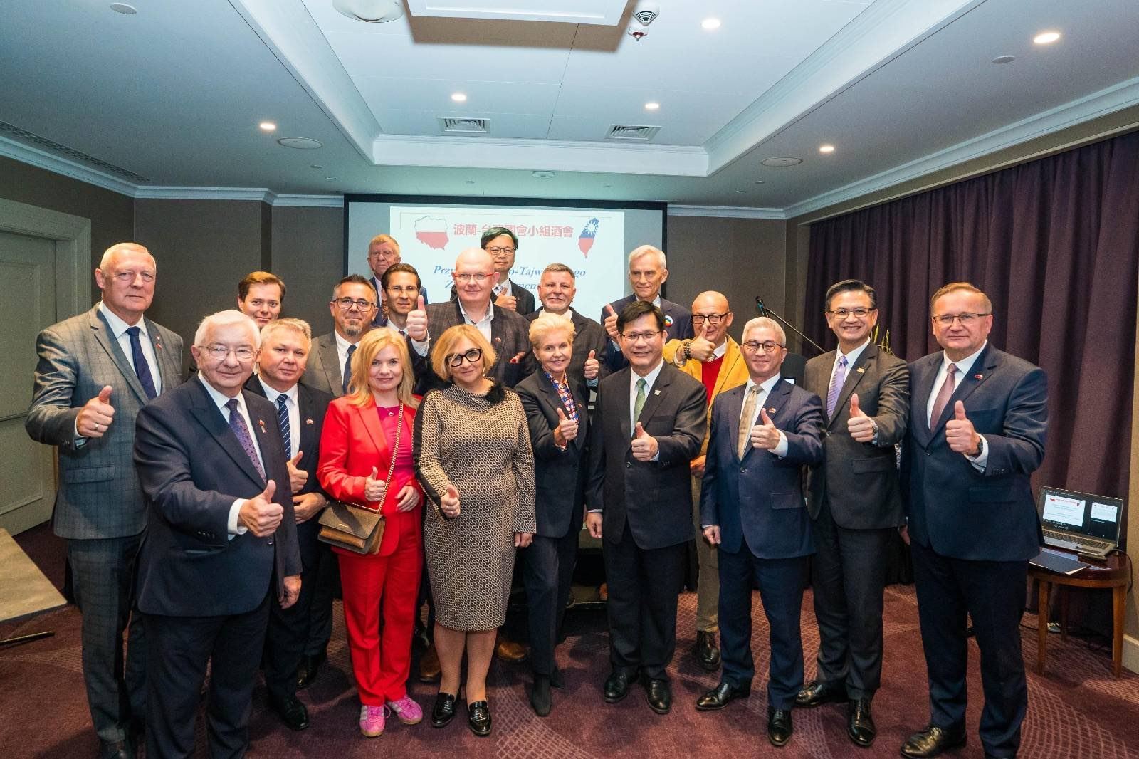 外交部長林佳龍（前排右四）與波蘭國會「波台國會小組」友我議員合影。