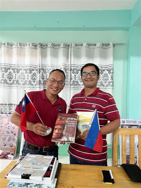 比令．亞布（左）獲邀到菲律賓伊富高分享台灣原住民實驗教育的經驗。（比令．亞布提供）