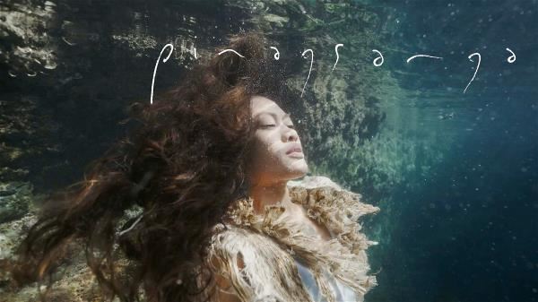 「漂流出口」樂團主唱Putad在創作歌曲〈Pinagsanga〉,傳遞尊重大自然的訊息。