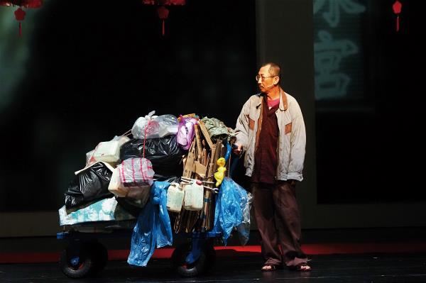 電影、戲劇經歷完整的莊益增飾演劇中邱老師，亦是一名算命者。