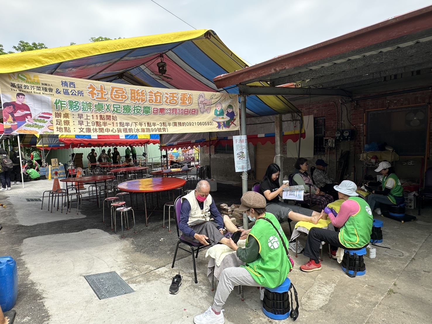 芥菜種會「習得熟齡足療隊」於現場提供按摩服務，舒緩住民身心。(芥菜種會提供)