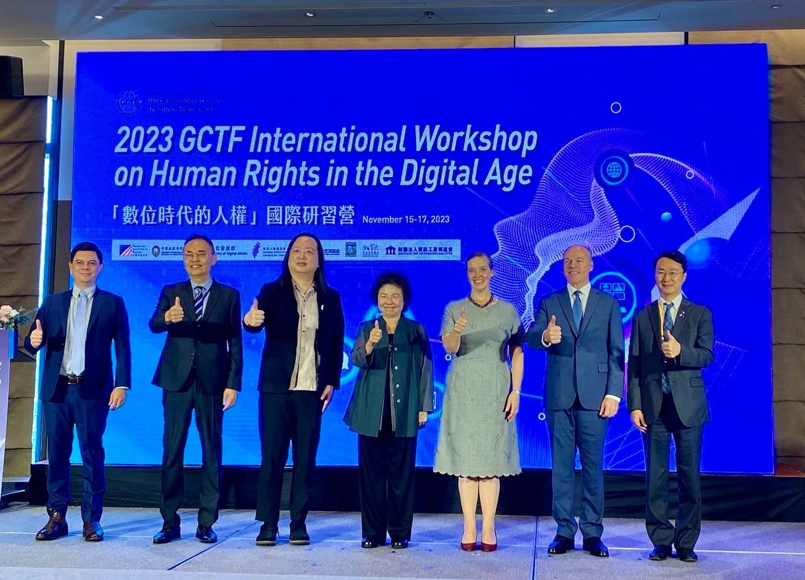 (左至右)澳洲辦事處副代表劉溯源(Michael Googan)、外交部北美司總領事回部辦事張詩瑞、數位發展部長唐鳳、國家人權委員會主任委員陳菊、美國在台協會台北辦事處(AIT/T)處長孫曉雅(Sandra Oudkirk)、加拿大駐台北貿易辦事處(CTOT)處長倪傑民(Jim Nickel)及日本台灣交流協會副代表服部崇(Hattori Takashi)於「全球合作暨訓練架構」(GCTF)數位時代的人權」活動開幕儀式合影。
