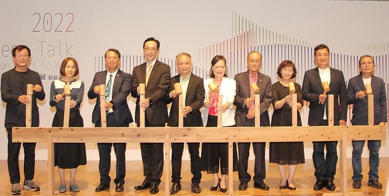 工藝中心主任（左5）與外交部NGO國際事務會王雪虹執行長(右5)及現場貴賓共同進行開幕儀式