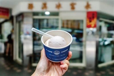 永富冰淇淋至今供應芋頭、紅豆、雞蛋、花生、檸檬、草莓、百香果、李鹹、桂圓九種口味，但最經典雋永的還是古早的芋頭口味。