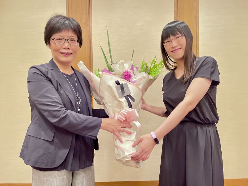 駐日本代表處臺灣文化中心主任王淑芳代表駐日代表謝長廷與文化部長李永得向李琴峰恭賀得獎