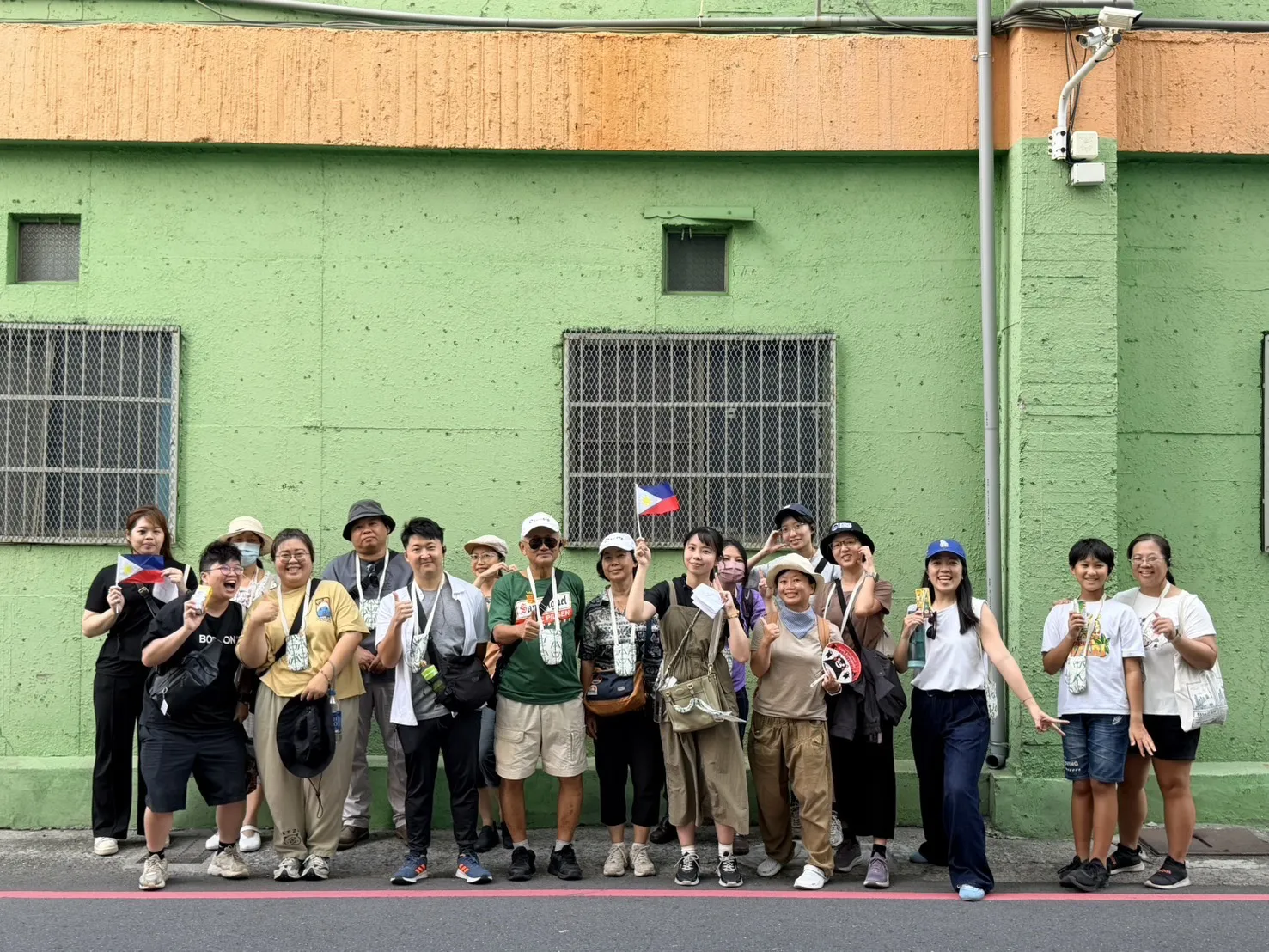 高雄市新住民會館推動「多元文化社區交流」，在楠梓區舉辦「一日小菲——菲律賓生活圈文化走讀」活動。(基督教芥菜種會提供)