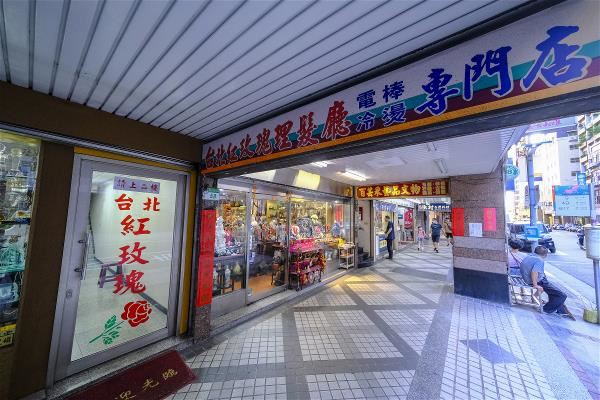 台北紅玫瑰理髮廳是昔日時髦的象徵，縱使幾經搬遷，客人仍死忠支持。