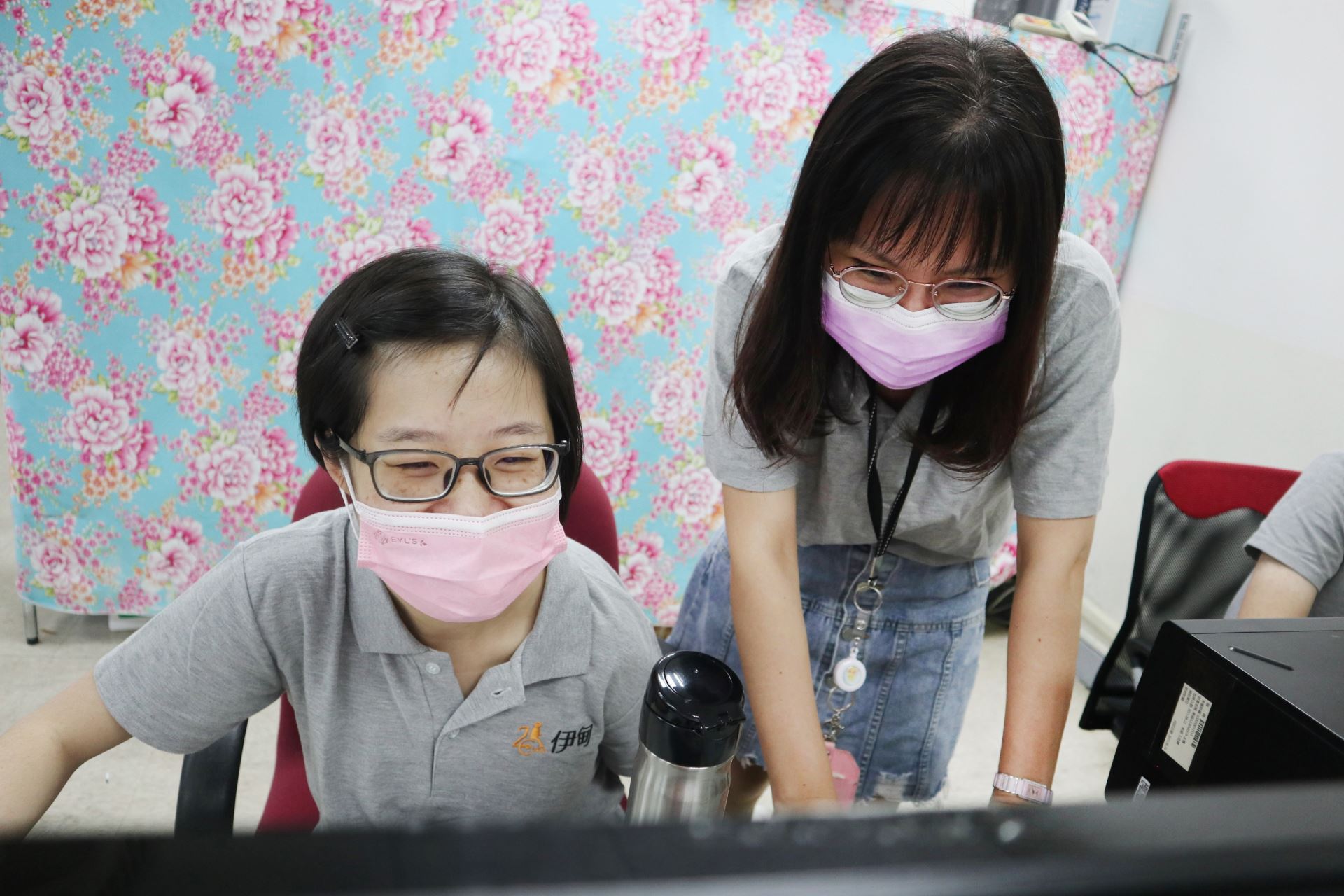 身障庇護員工依軒(左)在伊甸得到人生中的第一份工作，成為一位「AI數據標註師」，為上萬張圖片進行過標註，透過工作重拾自信