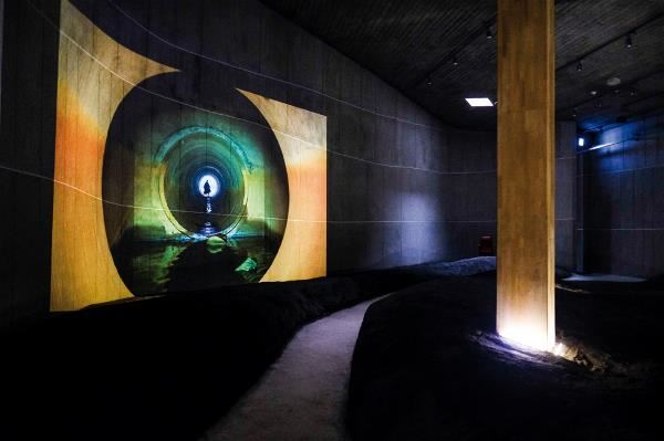  The Zhuangwei Dune Visitor Center, designed by architect Huang Sheng-yuan, hosts a video installation curated by the famous film director Tsai Ming-liang that brings the beauty of the sand dunes indoors.