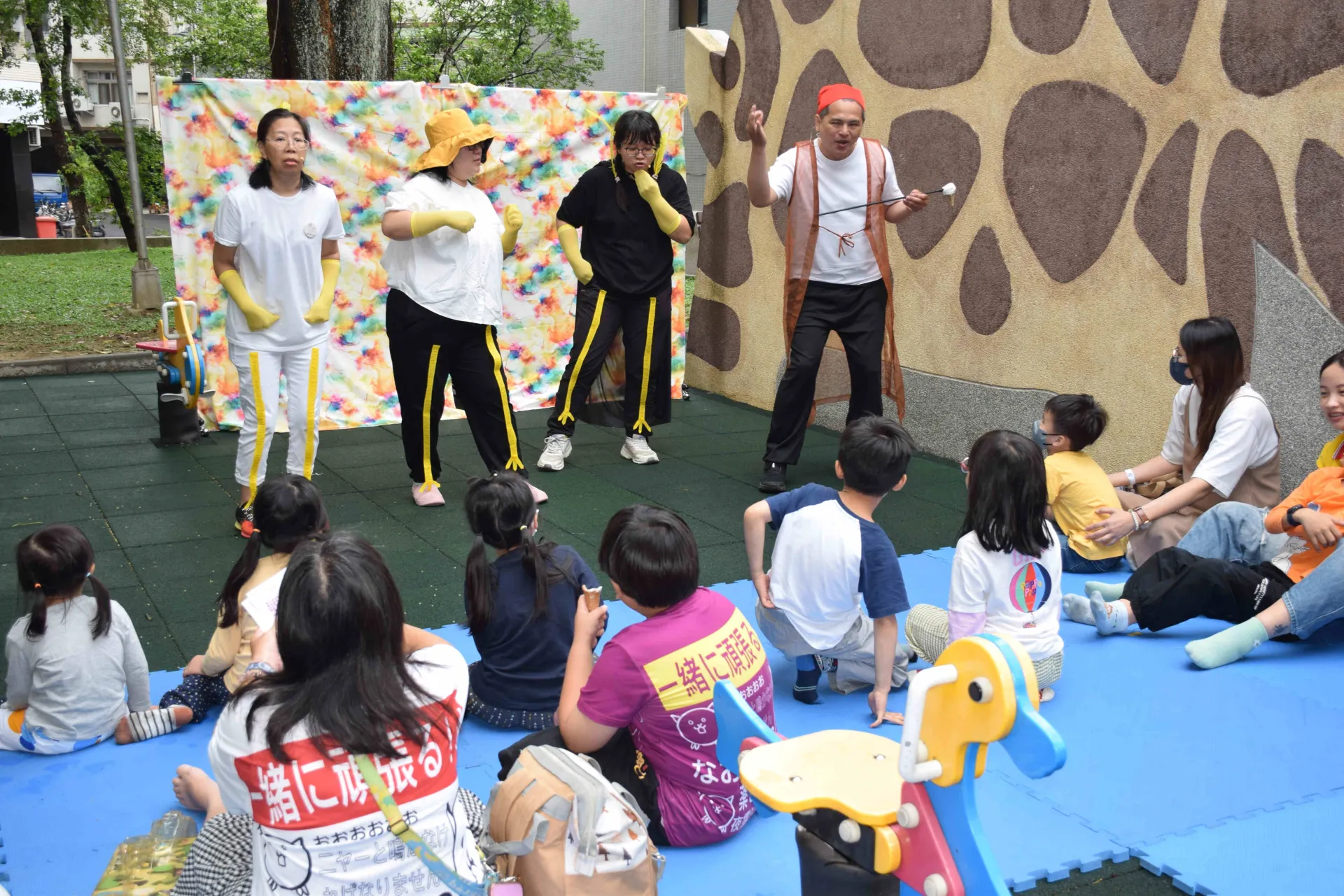 「說故事劇場」透過故事與互動，引導親子認識身體界線與自我保護。(南台中家扶提供)