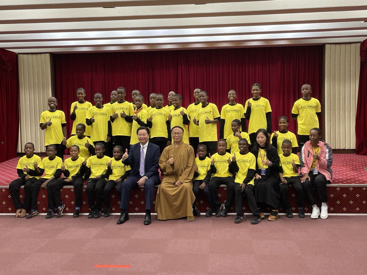 外交部長吳釗燮與阿彌陀佛關懷中心發起人慧禮法師及納米比亞院所院童開心合影。