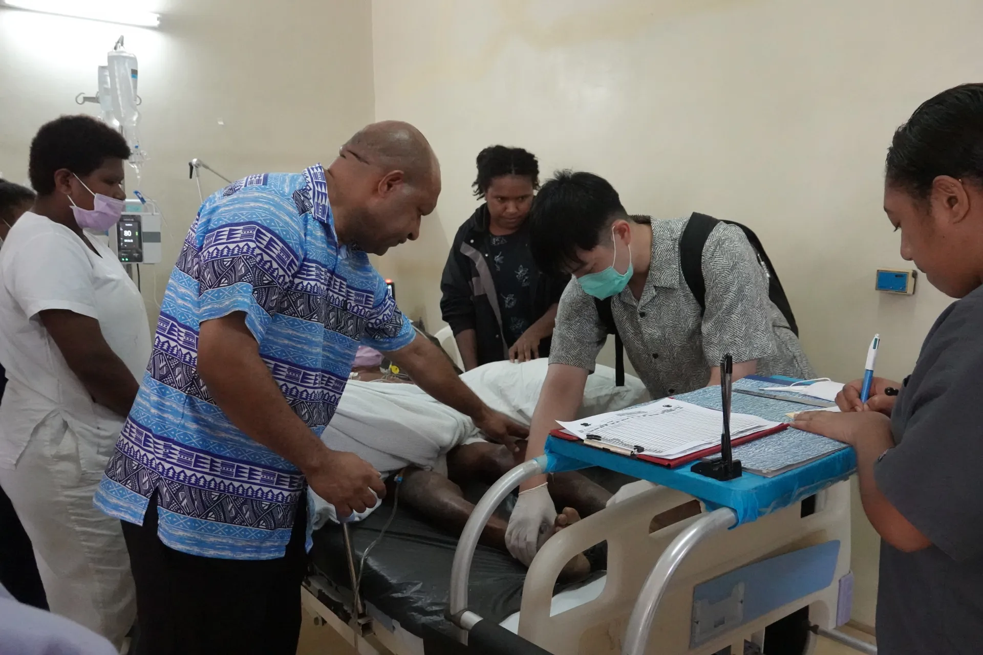 Dr. David from CCH’s Department of Orthopedics and Dr. Kune conducted a post-operative ward round to check on the patient.