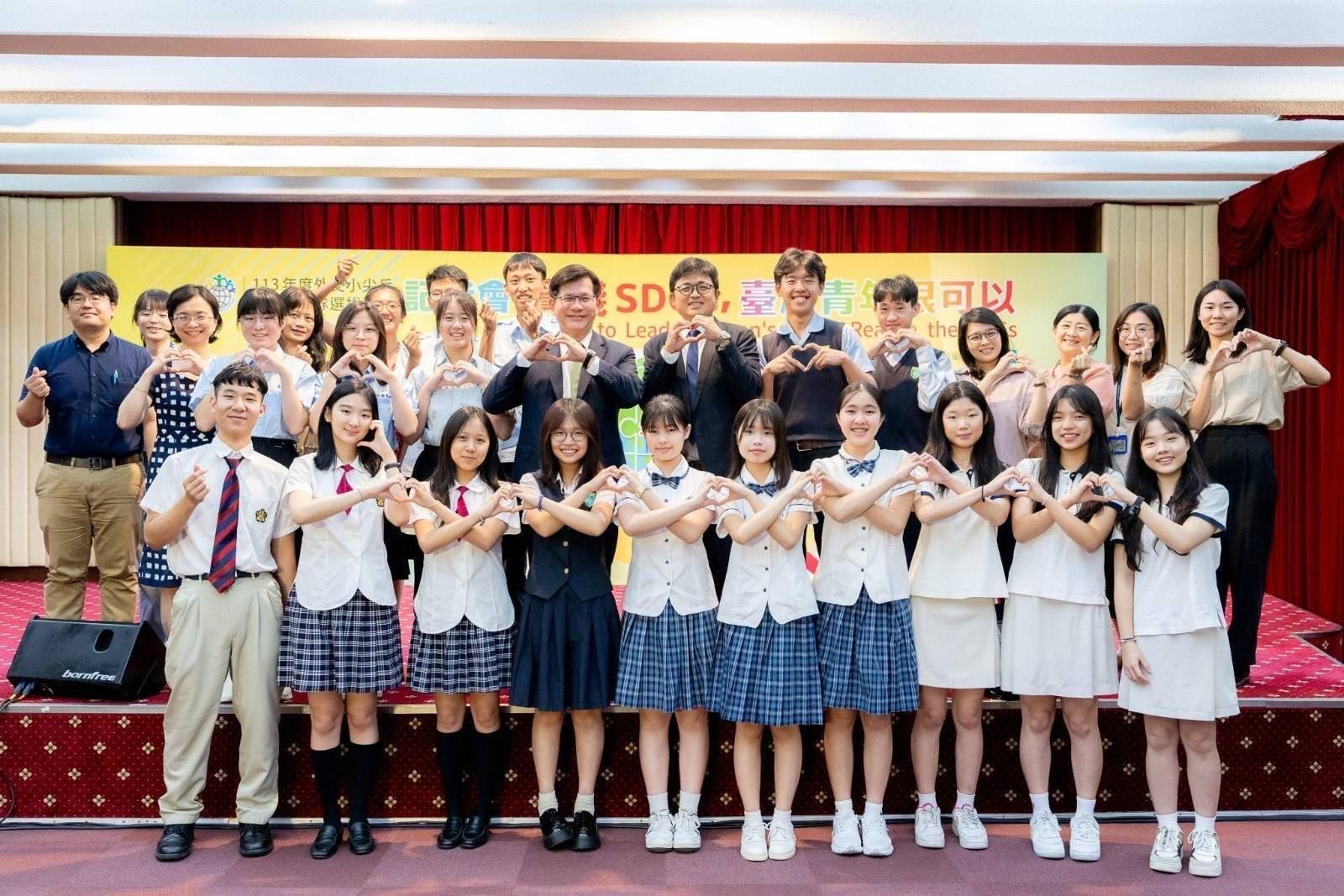 外交部長林佳龍與教育部主任秘書林伯樵一起和與會師生代表合影。