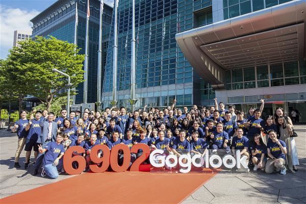 Gogolook成為台灣第一家登創新板上市的軟體公司，員工在證交所外合影留念 。