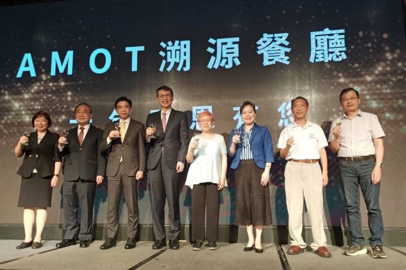 AMOT理事長林貞(右四),外交部非政府組織國際事務會王雪虹執行長(右三),農委會農糧署胡忠一署長、行政院食安辦公室許輔主任(左二三),能源及減碳辦公室執行長林子倫(左四)與貴賓活動合影。(圖/陳又嘉攝)
