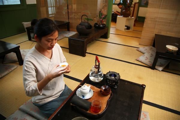 Taiwan and India share tea culture. Friends meeting over tea exemplifies the warmheartedness and hospitality of the two peoples.