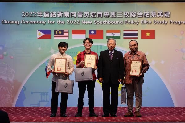 榮獲部長獎的菁英班學生，從次長田中光手中接下獎狀與禮品。