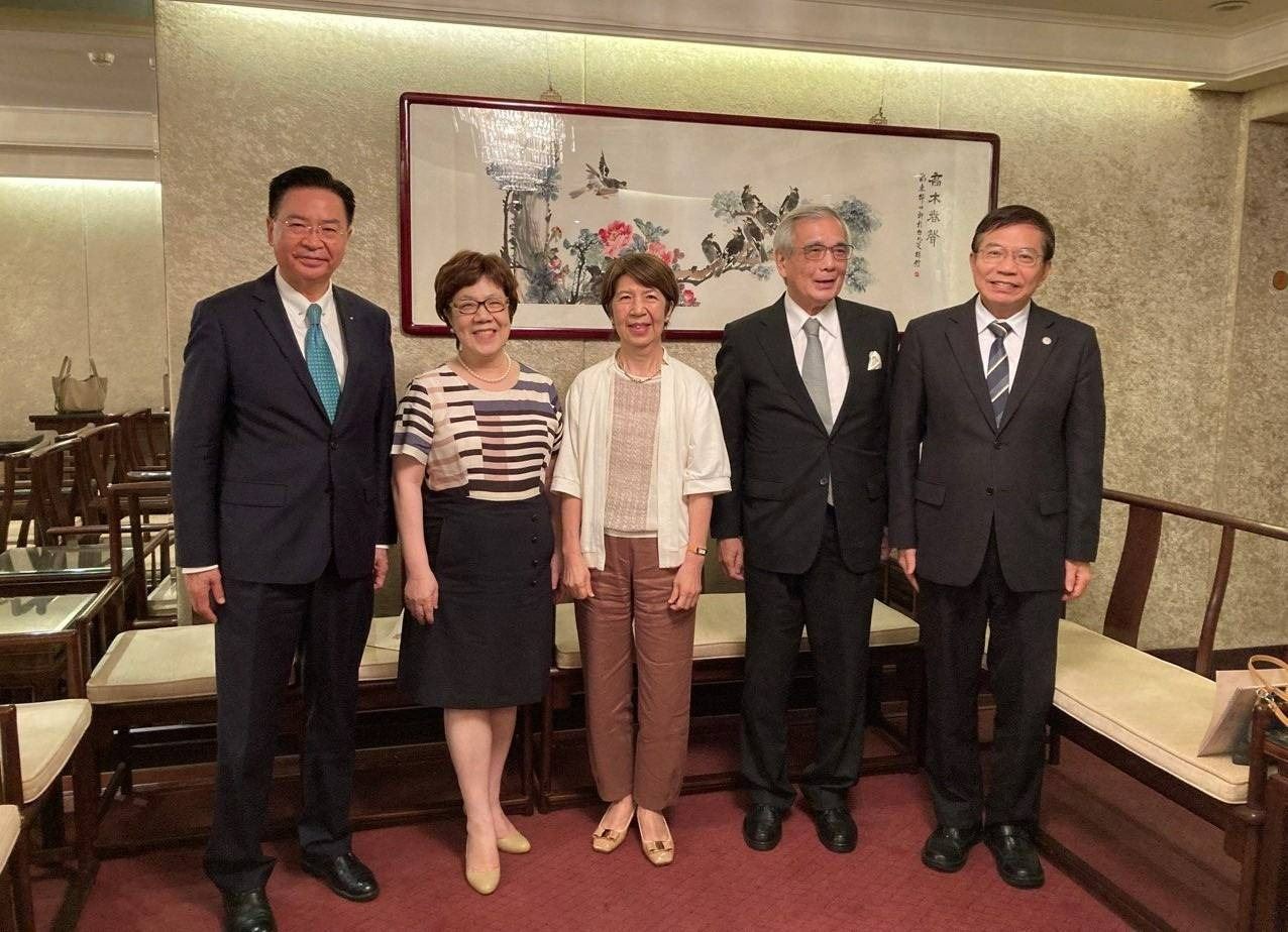 外交部長吳釗燮(左一)與李登輝基金會董事長李安妮(左二)、李前總統長女李安娜(中)、李董事長夫婿賴國洲(右二)、交通部長王國材(右一)於表演開始前合影。
