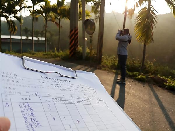 Large numbers of volunteers collect data throughout Taiwan, in surveys that improve upon the slow accumulation of data by lone researchers in earlier times. (photo by Lü Jiajia, courtesy of BBS Taiwan)