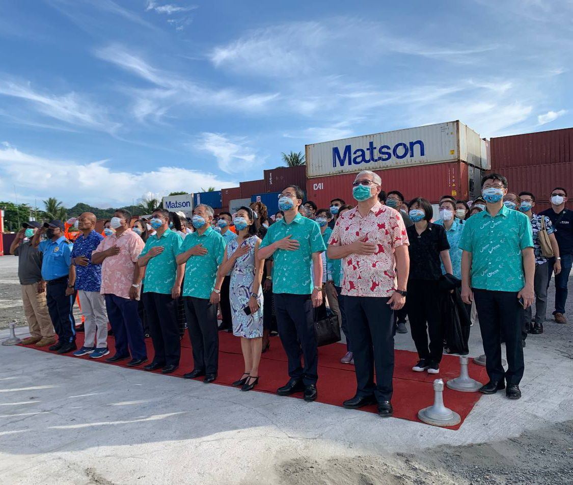 行政院環保署張子敬署長（中）率全體團員與帛琉國務部長Gustav Aitaro（左4）、基建部長Charles Obichang（左3）、聖克里斯多福駐台大使Jasmine Huggins、帛琉駐台大使Dilmei Olkeriil、聖文森駐台大使Andrew Bowman及貝里斯駐台大使Candice Pitts一同出席台帛升旗典禮。