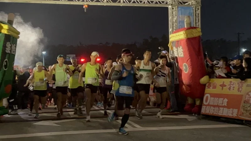 台灣台南國際馬拉松今在台南都會公園登場，超過5000名馬拉松好手共襄盛舉。記者李文德／攝影