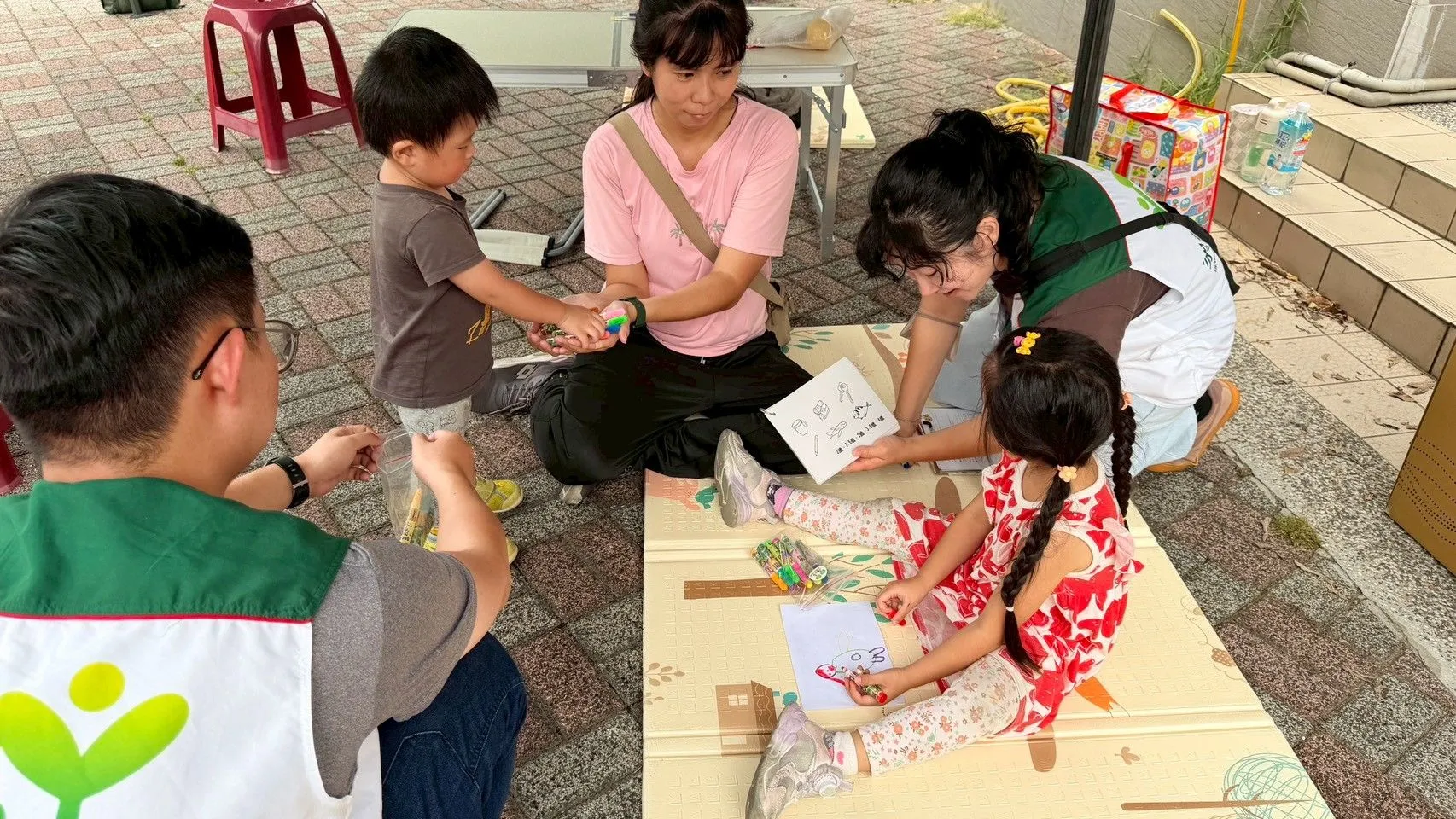 由家扶台中發展學園的治療師為寶貝的兒童發展把關，並進行親職資訊為家長解惑。