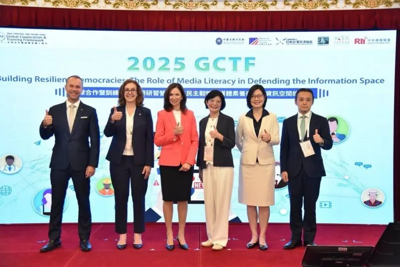Wang Liang-yu (second right), director general of MOFA’s Department of North American Affairs, is joined by heads and deputy heads of Australian, Canadian, Japanese and U.S. representative offices in Taiwan at the GCTF workshop titled “Building Resilient Democracies: The Role of Media Literacy in Defending the Information Space” held Sept. 9-11 in Taipei City. (MOFA)