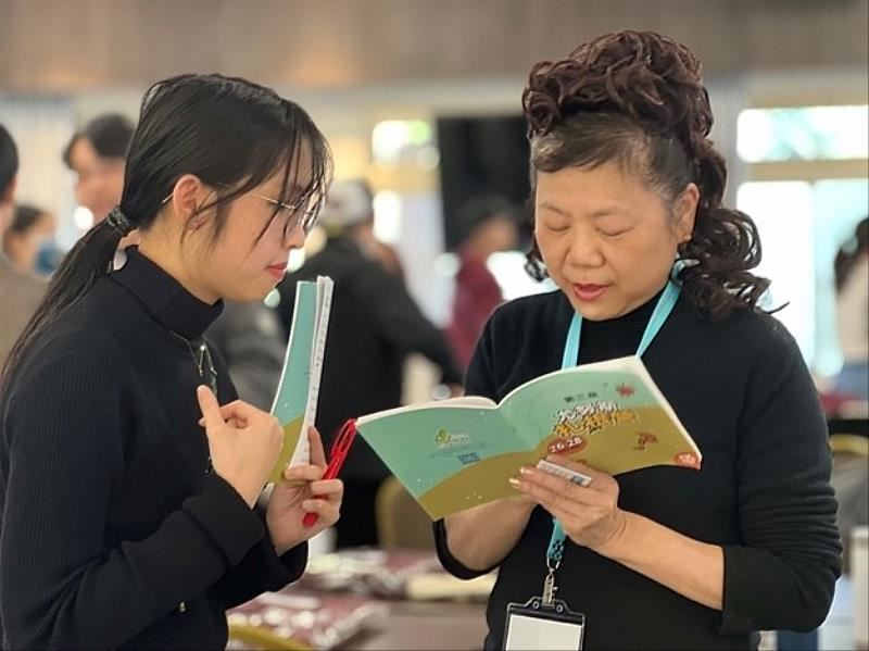 Juno Wang, CEO of Foundation for Yunus Social Business Taiwan (Right) encouraged to the young students in the 2nd Yunus Camp.