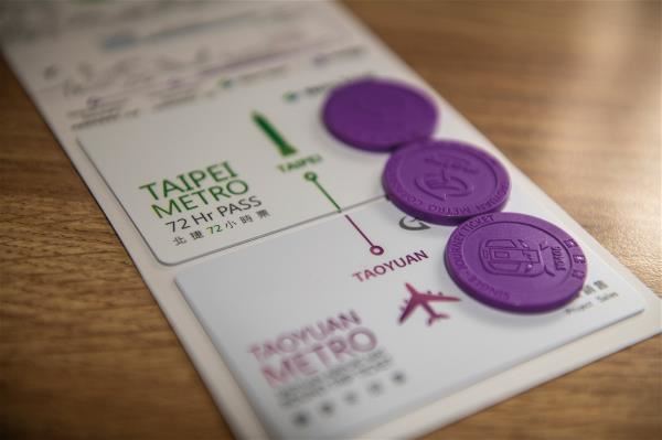 This joint ticket includes a round-trip ticket on the Taoyuan Airport MRT and a 72-hour Taipei Metro pass. It is part of an international travel pass that also covers journeys on South Korea’s Airport Railroad Express train. The purple tokens are Taoyuan Metro single-journey tickets. (photo by Kent Chuang)
