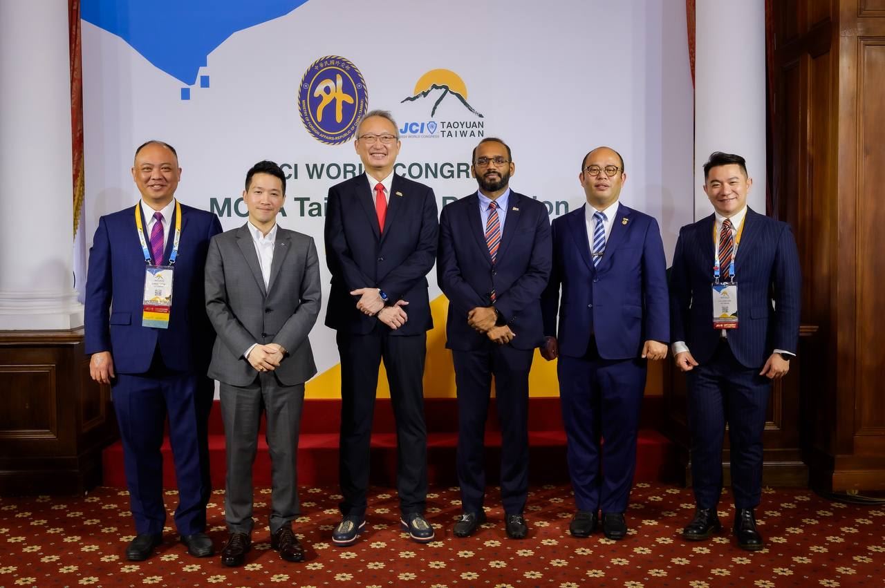 外交部政務次長吳志中與國際青年商會世界主席Kaveen Kumar Kumaravel（右三）、國際青年商會中華民國總會長張建焜（右二）、國際青年商會世界大會籌備委員會主委陳家濬（左一）、國際青年商會世界大會籌備委員會執行長林櫓龍（右一）及總統府副秘書長何志偉（左二）合影。