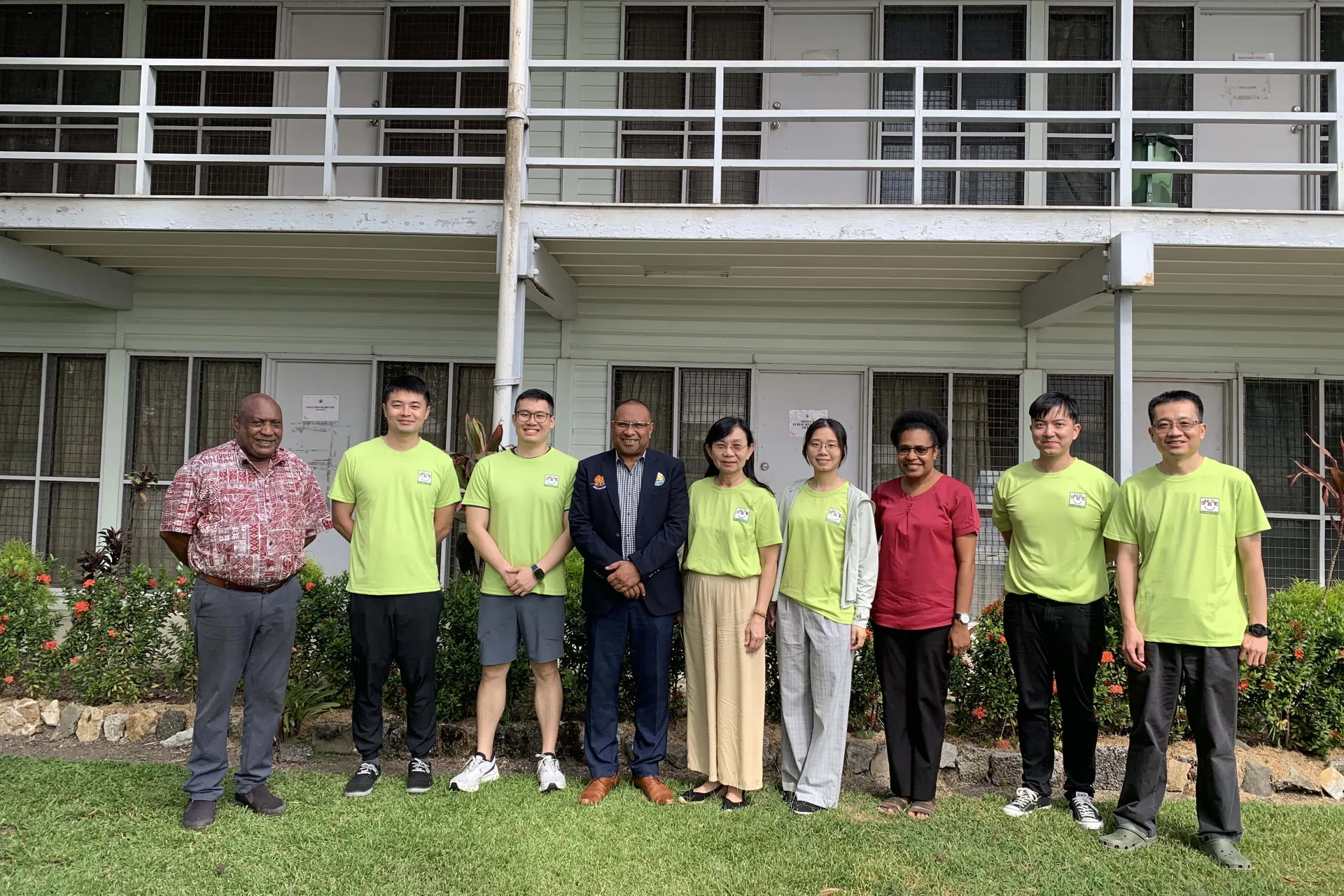 The CCH medical team poses for a photo with the executives of Port Moresby General Hospital. 