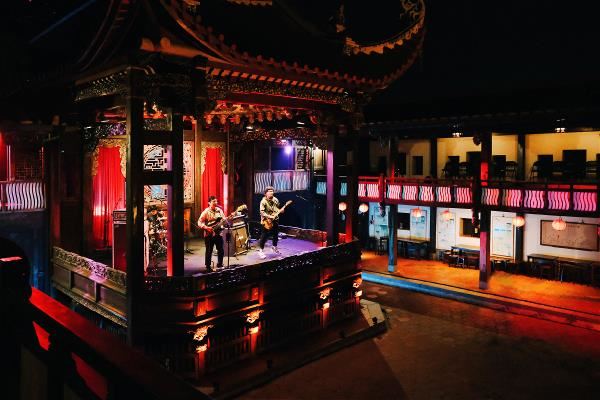 2022 Taiwan Beats Showcase由拍謝少年在古蹟霧峰林家花園開場，這裡也是百年前林家欣賞表演的地方。