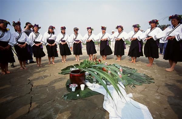 西拉雅族的「牽曲」儀式多由婦女負責,婦女雙手交叉圍成圓,一面以母語吟唱古調,藉以表達對神靈的感謝。(外交部圖庫資料)