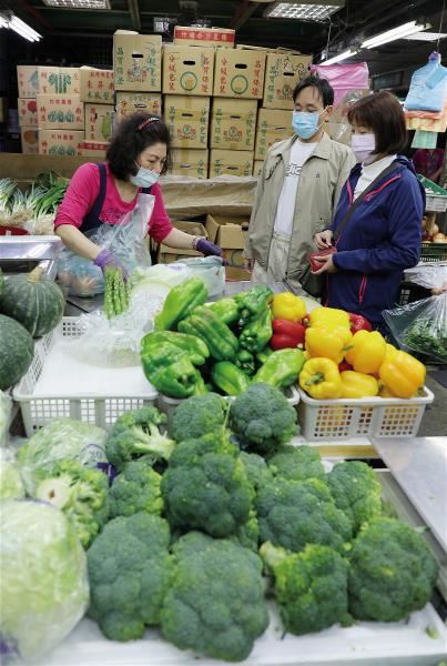水沼仁志假日陪太太買菜，平日作菜則會參考電腦內建的200多道食譜。