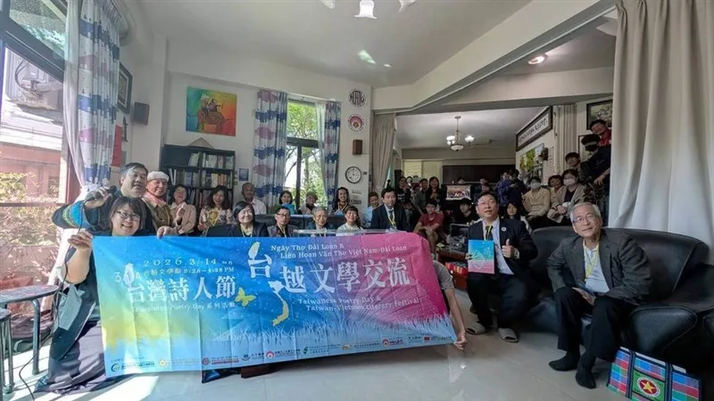 Participants in Taiwanese Poetry Day and the Taiwan-Vietnam Literary Festival pose for a photo in Tainan on Saturday. Photo courtesy of Chiung Wi-vun