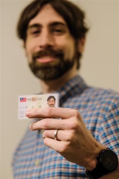 Having become a citizen of Taiwan, Fifield must do a year of military service or alternative service. He says he is happy to have a year in which he can make a contribution to Taiwan.