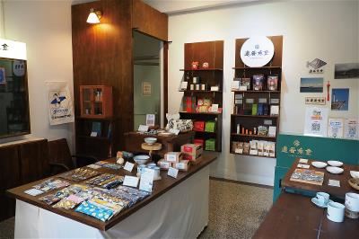 Goldfish Space, which maintains the spirit of the old house that hosts it, includes a select shop and provides spaces for workshops, visiting groups, and DIY experiential activities.