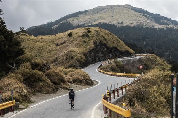 騎手隨著KOM路線登上公路最高點的合歡山武嶺。