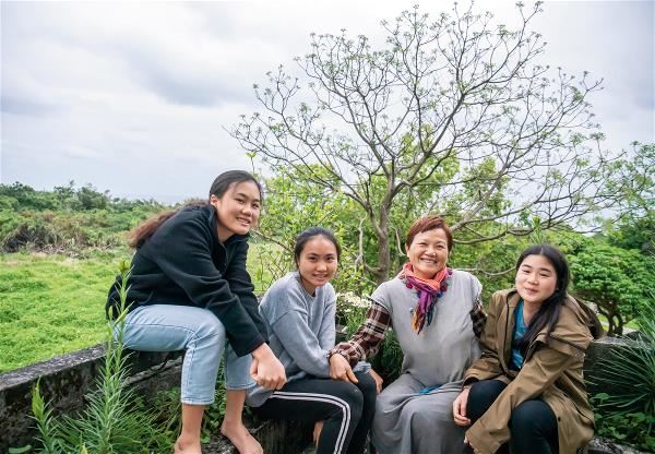 Nakaw（右2）帶著三個女兒以全母語自學，為部落帶來教育的另一種想像。