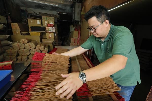 李建霖接下李慶成製香廠的經營，守著傳統手工製香技藝。
