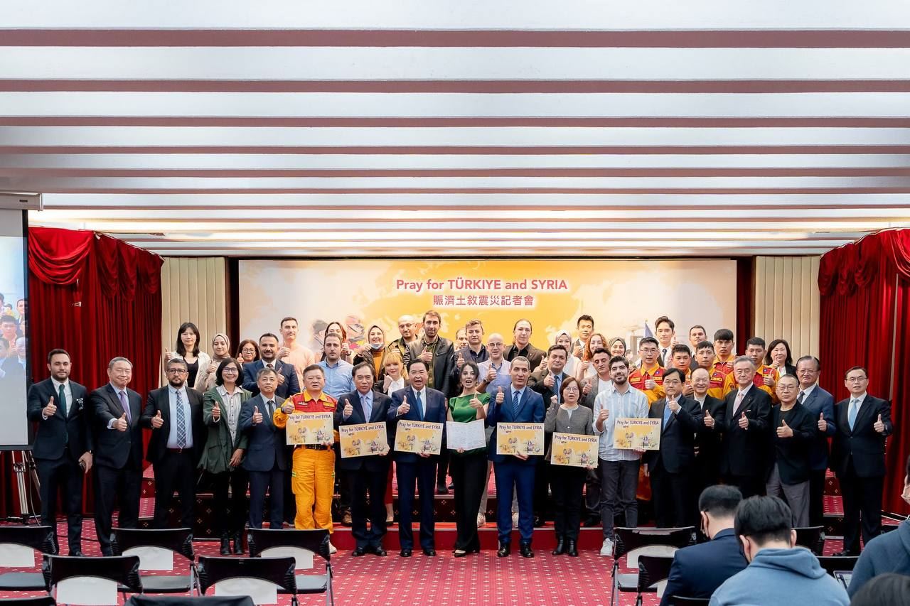 外交部長吳釗燮與出席賑濟土敘震災記者會的全體貴賓合影。