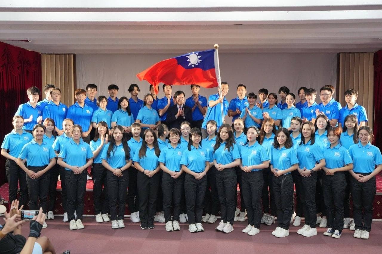 外交部長林佳龍授旗予團長非政府組織國際事務會執行長陳剛毅及全體團員。