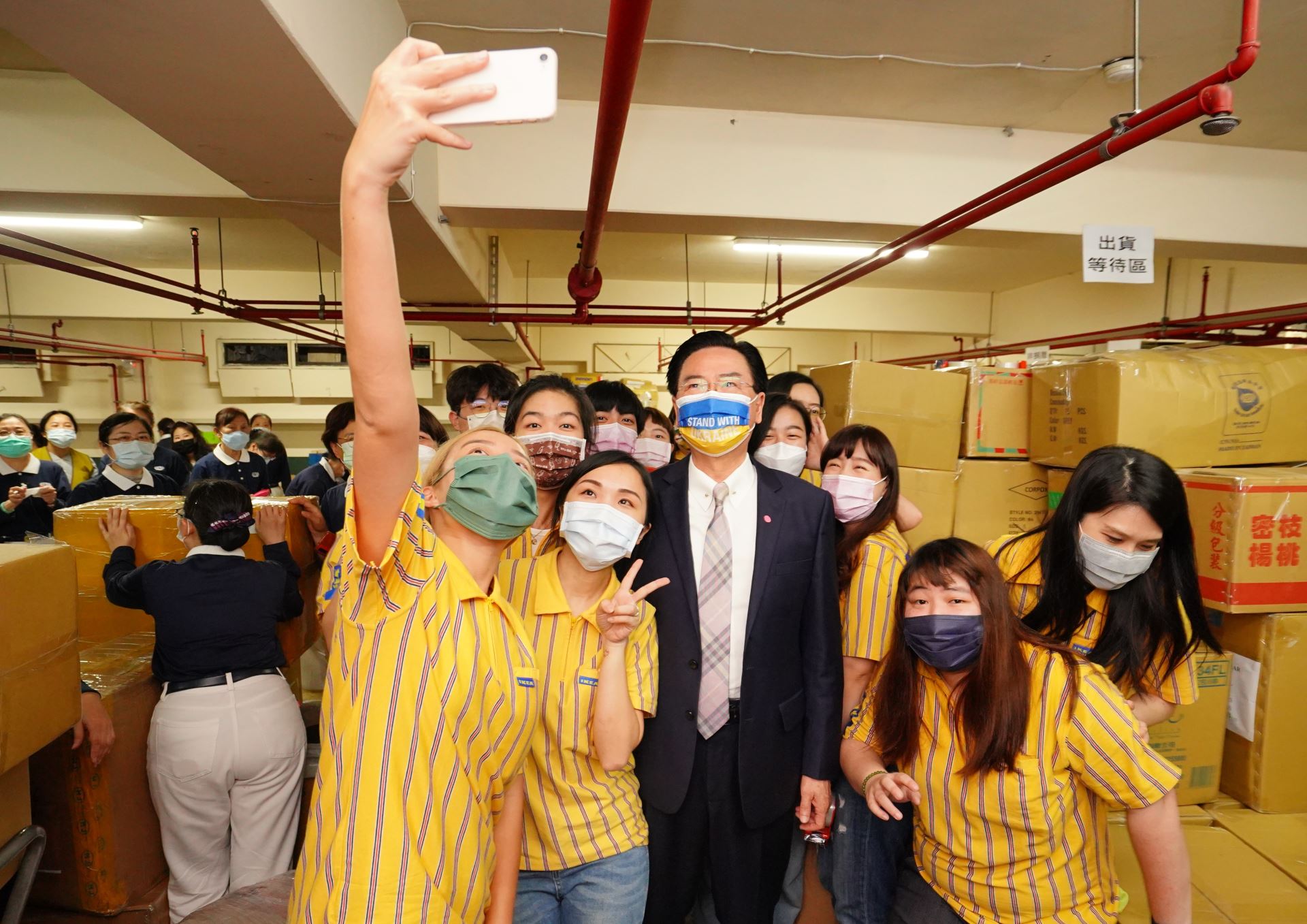 青年志工邀請部長一同自拍。