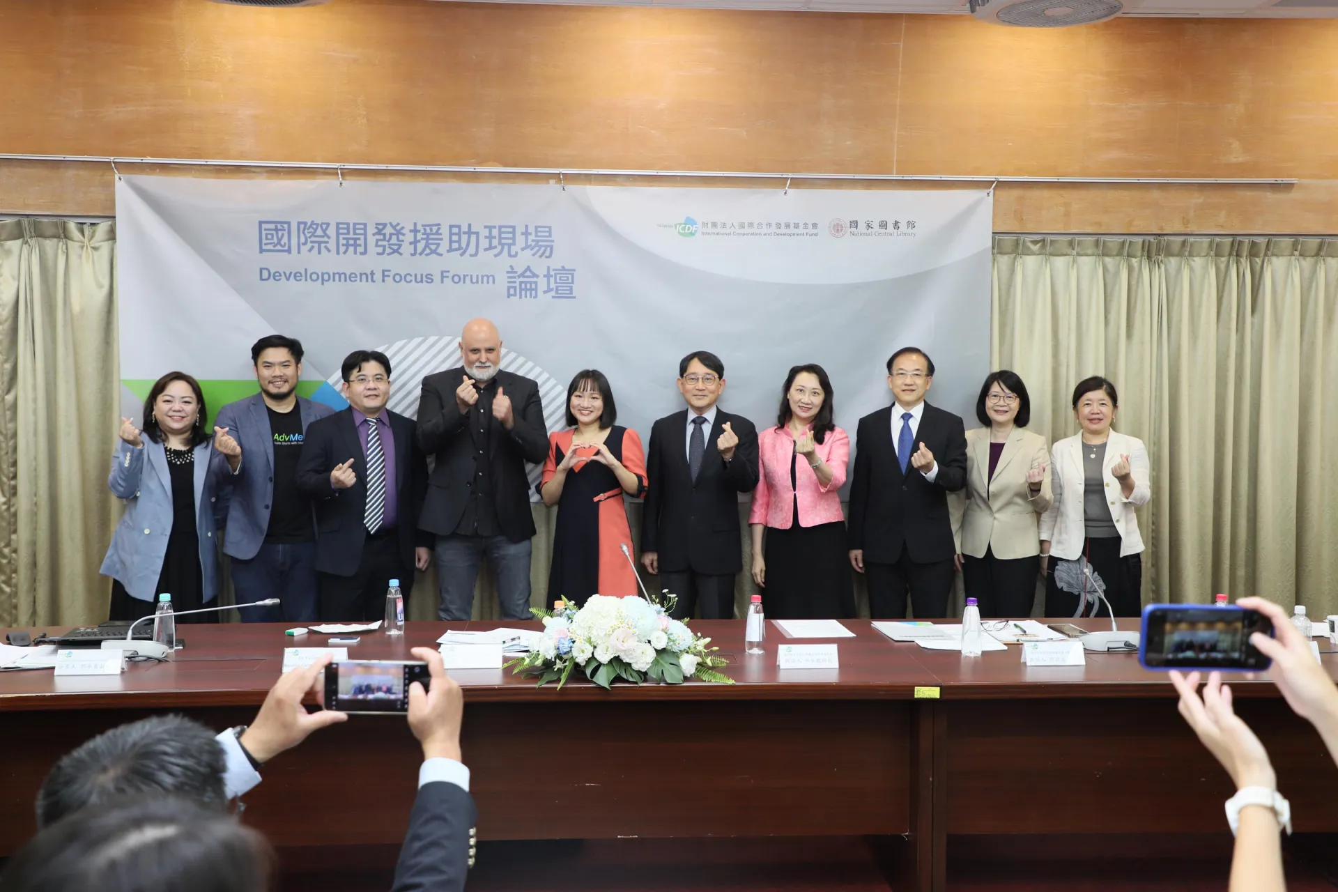 國合會昨（28）日下午於國家圖書館舉辦第二屆「國際開發援助現場論壇」，由季刊總編輯、國合會副秘書長謝佩芬主持，共計來自國內外學者專家等逾百人出席。