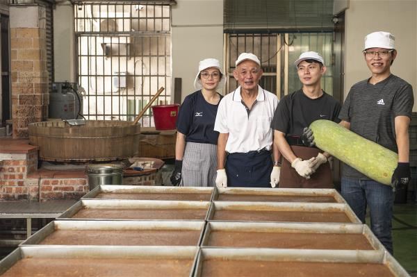林科烈(左2)守著祖傳的冬瓜工廠與冬瓜茶的味道,手把手地傳承給女兒林昱倫(左1)及孫子林于舜(右2)。