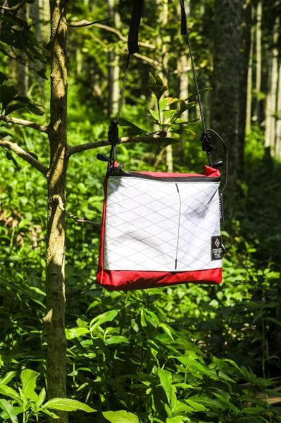 福爾摩沙古道越野賽推出的相關商品上,多數可見到使用原住民文化中「祖靈之眼」的圖騰。