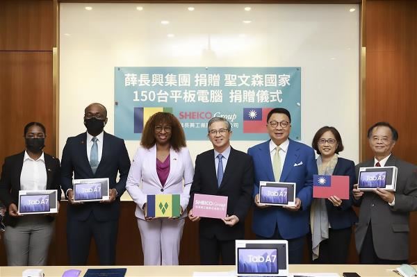 潛水衣製造商薛長興捐了150台平板電腦,送給聖文森因火山災情而無法返校上學的學童,可以進行遠距學習。(聖文森駐台使館提供)
