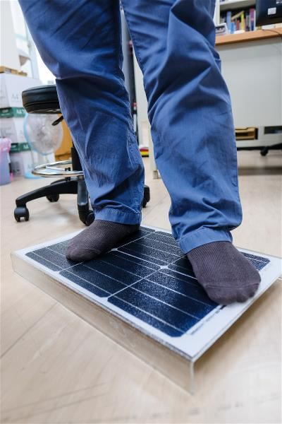 以槽型玻璃構想研發出光電建材,安全係數比玻璃帷幕大樓高,90公斤的人站上去也沒問題。