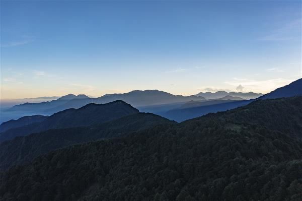 台灣是高山之島，貫穿其間的古道，帶我們通往高山林野，也帶我們走進台灣少人知悉的歷史。